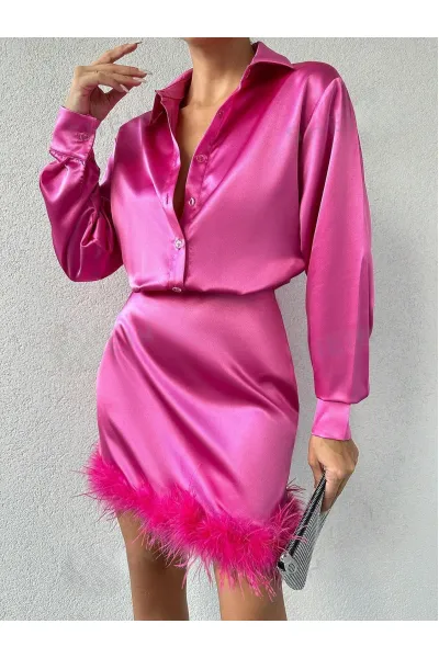 Rochie din satin cu maneca lunga si pene, roz